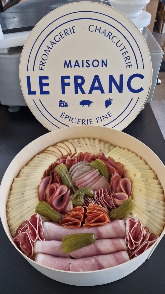 Image d'un plateau à Raclette de fromages et charcuteries de chez MAISON LE FRANC