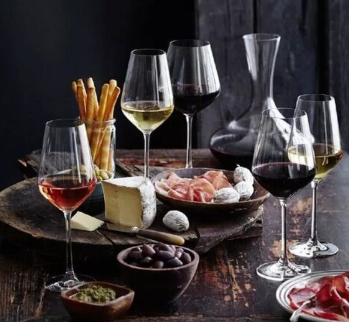 image de verres de vins issus de la cave de MAISON LE FRANC